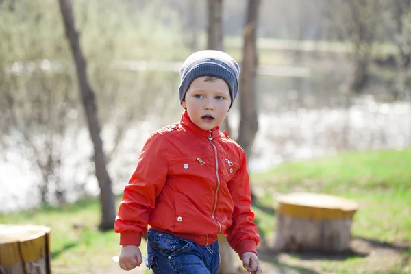 Turuncu jaket ve mavi jeans erkek bebek — Stok fotoğraf
