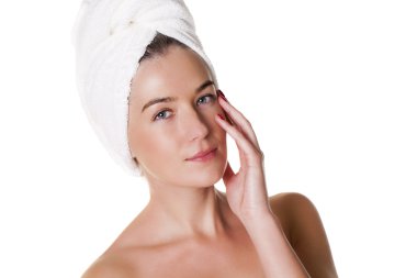 Beyaz bir arka plan üzerinde izole güzel mutlu Spa kız