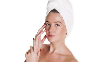 Beyaz bir arka plan üzerinde izole güzel mutlu Spa kız