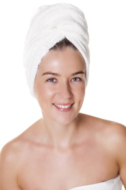 Beyaz bir arka plan üzerinde izole güzel mutlu Spa kız