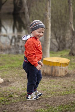 Bahar Park'ta yürüyordunuz üç yıllık genç çocuk