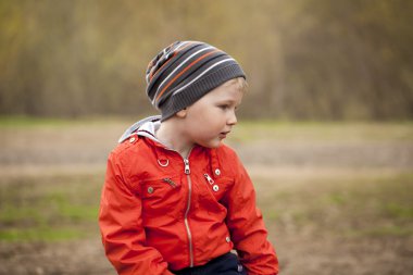 Turuncu jaket ve mavi jeans erkek bebek