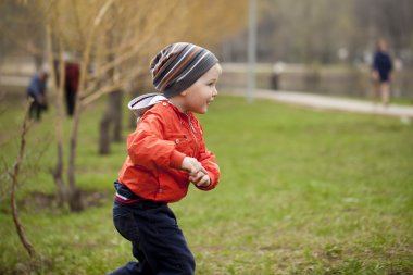 Turuncu jaket ve mavi jeans erkek bebek