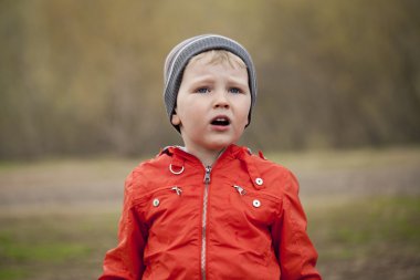 Turuncu jaket ve mavi jeans erkek bebek