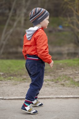 Bahar Park'ta yürüyordunuz üç yıllık genç çocuk