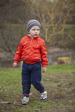 Bahar Park'ta yürüyordunuz üç yıllık genç çocuk