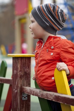 Üç yıllık genç çocuk oyun