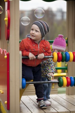 Üç yıllık genç çocuk oyun