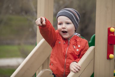 Üç yıllık genç çocuk oyun