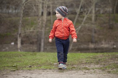 Bahar Park'ta yürüyordunuz üç yıllık genç çocuk