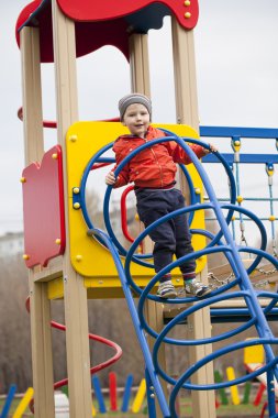 Üç yıllık genç çocuk oyun