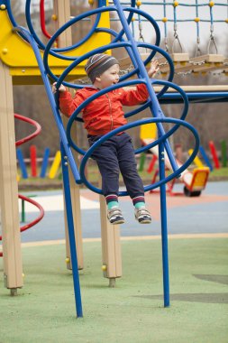 Üç yıllık genç çocuk oyun