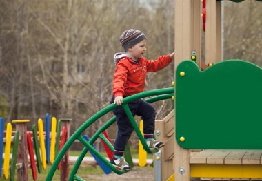 Üç yıllık genç çocuk oyun