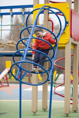 Üç yıllık genç çocuk oyun