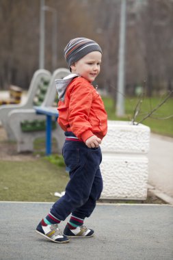 Bahar Park'ta yürüyordunuz üç yıllık genç çocuk