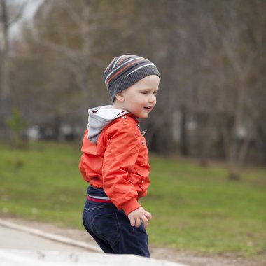 Turuncu jaket ve mavi jeans erkek bebek