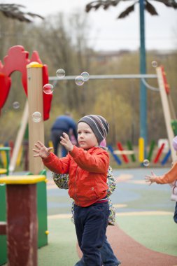 Üç yıllık genç çocuk oyun