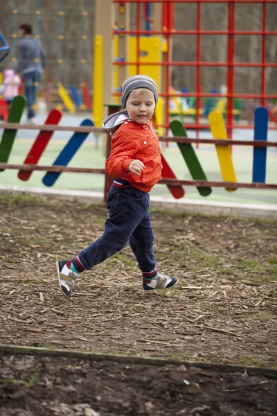 O menino de três anos caminhando no parque primaveril — Fotografia de Stock