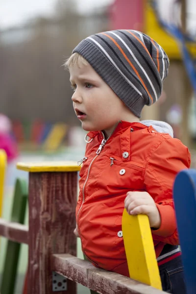 Der dreijährige Junge auf dem Spielplatz — Stockfoto