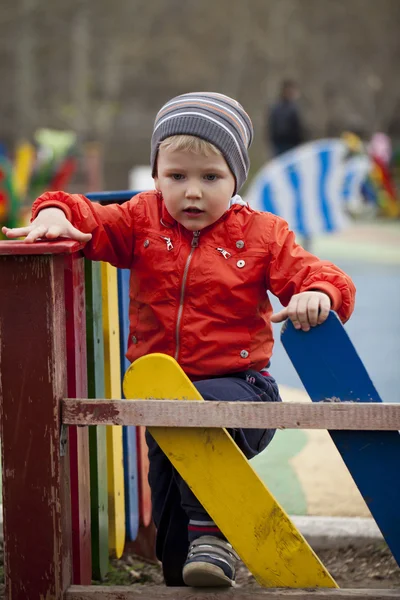De drie-jarige jongen op de speelplaats — Stockfoto