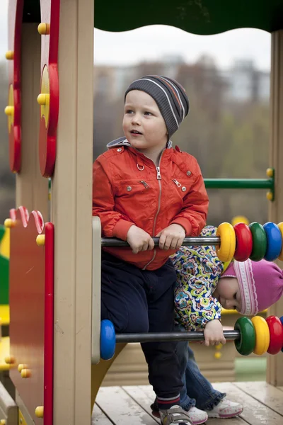 Üç yıllık genç çocuk oyun