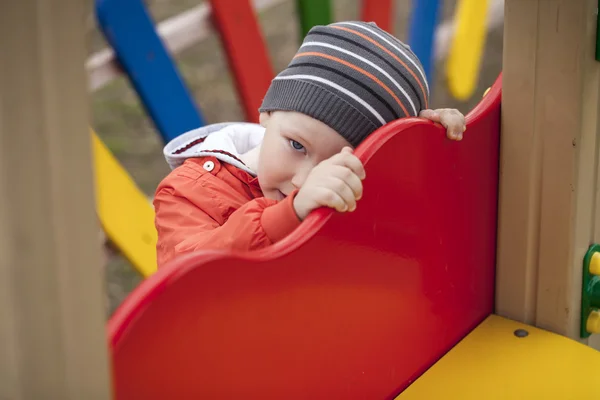 Treårig pojke på lekplatsen — Stockfoto