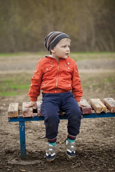 オレンジ色のジャケットとジーパンで男の子の赤ちゃん — ストック写真