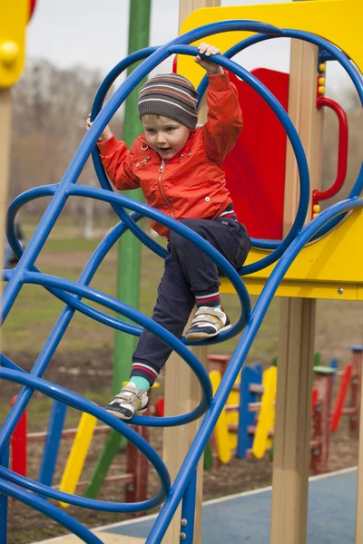 El niño de tres años en el patio —  Fotos de Stock