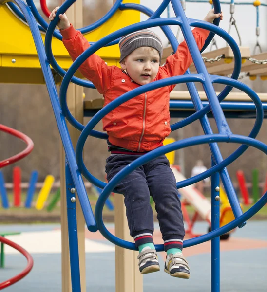 Der dreijährige Junge auf dem Spielplatz — Stockfoto