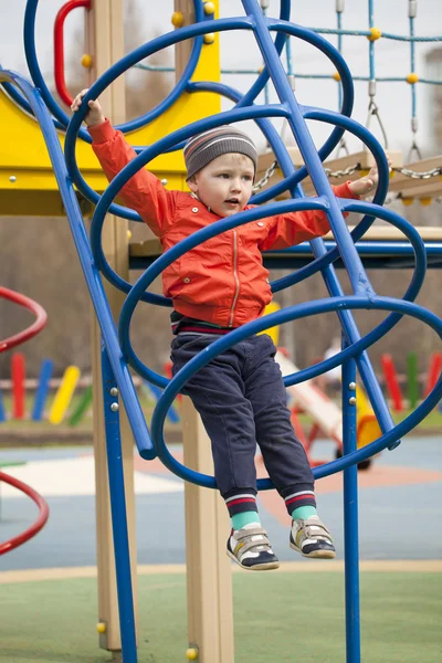 O rapaz de três anos no parque infantil — Fotografia de Stock