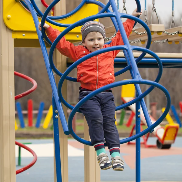 Der dreijährige Junge auf dem Spielplatz — Stockfoto