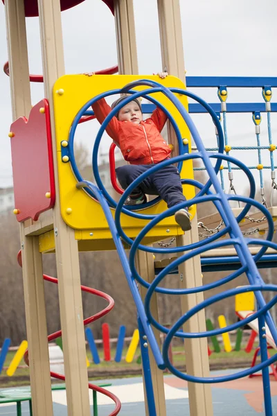 Der dreijährige Junge auf dem Spielplatz — Stockfoto