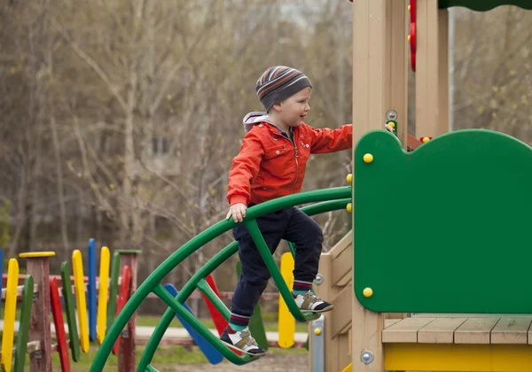 O rapaz de três anos no parque infantil — Fotografia de Stock
