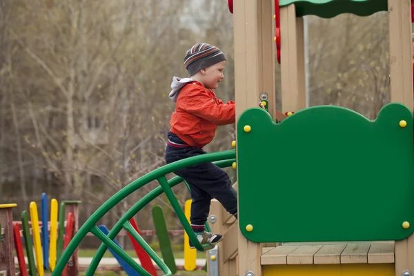 Трехлетний мальчик на детской площадке — стоковое фото