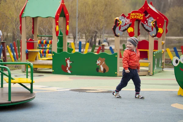 Der dreijährige Junge auf dem Spielplatz — Stockfoto