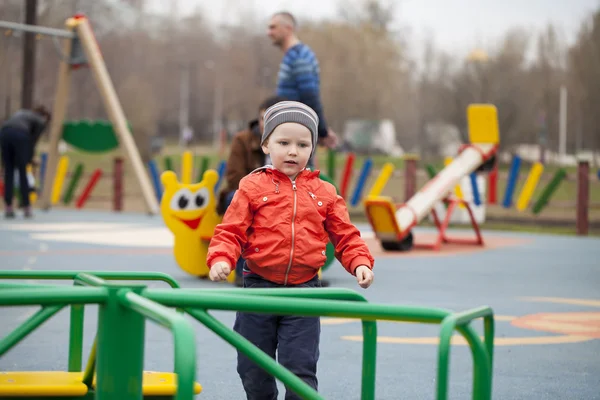O rapaz de três anos no parque infantil — Fotografia de Stock