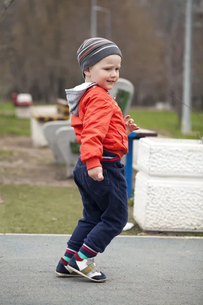 Трехлетний мальчик, гуляющий в весеннем парке — стоковое фото