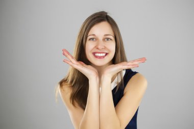 Bir gr turkuaz bir elbise genç güzel bir kadın portresi