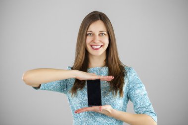 Güzel esmer gösteren akıllı telefon 