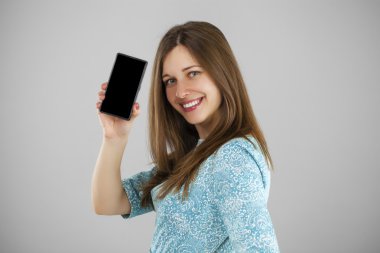 Güzel esmer gösteren akıllı telefon 