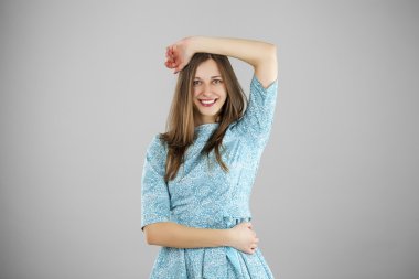 Bir gr turkuaz bir elbise genç güzel bir kadın portresi