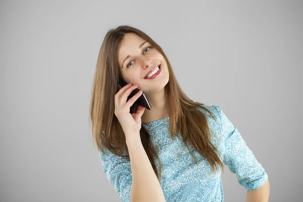 Όμορφη νεαρή γυναίκα μιλάει στο κινητό τηλέφωνο — Φωτογραφία Αρχείου