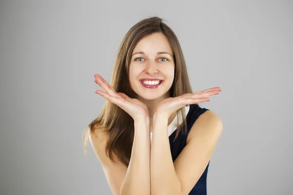 Portrait of a beautiful young woman in a turquoise dress on a gr — Stock Photo, Image