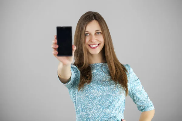 Bonita morena mostrando teléfono inteligente — Foto de Stock