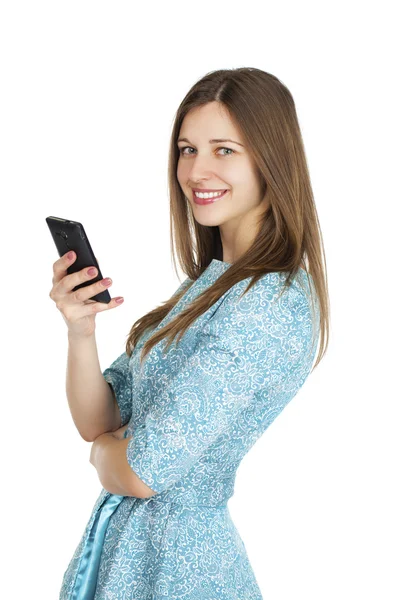 Mulher bonita escreve uma mensagem no telefone — Fotografia de Stock