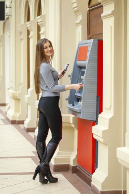 Sarışın kadınla bir telefon backg üzerinde elinde kırmızı paltolu