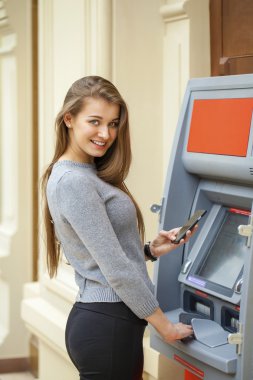 Sarışın kadınla bir telefon backg üzerinde elinde kırmızı paltolu