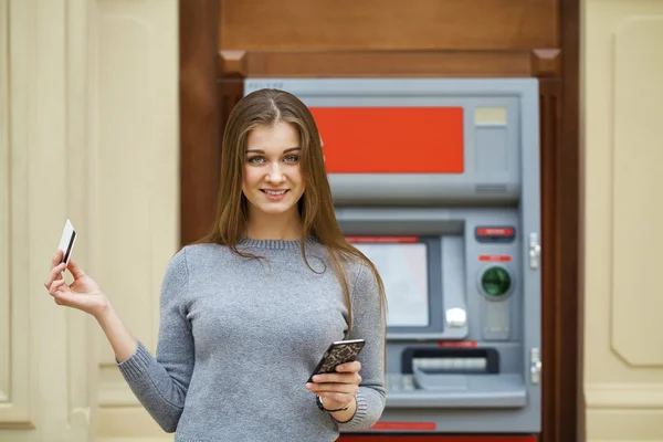 Genç mutlu esmer kadın kredi kartından para çekme — Stok fotoğraf