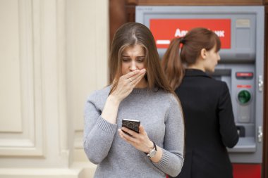 Atm karşı sinir bozucu genç kadın standları 
