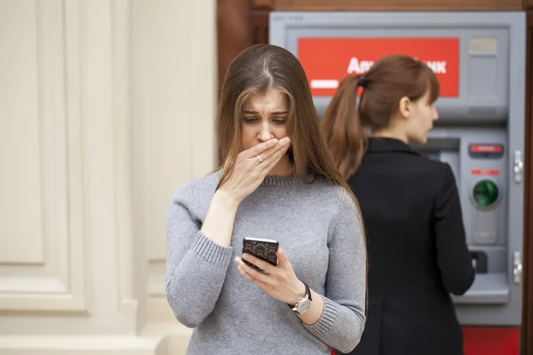 Frustrerade unga kvinnan står mot Atm — Stockfoto